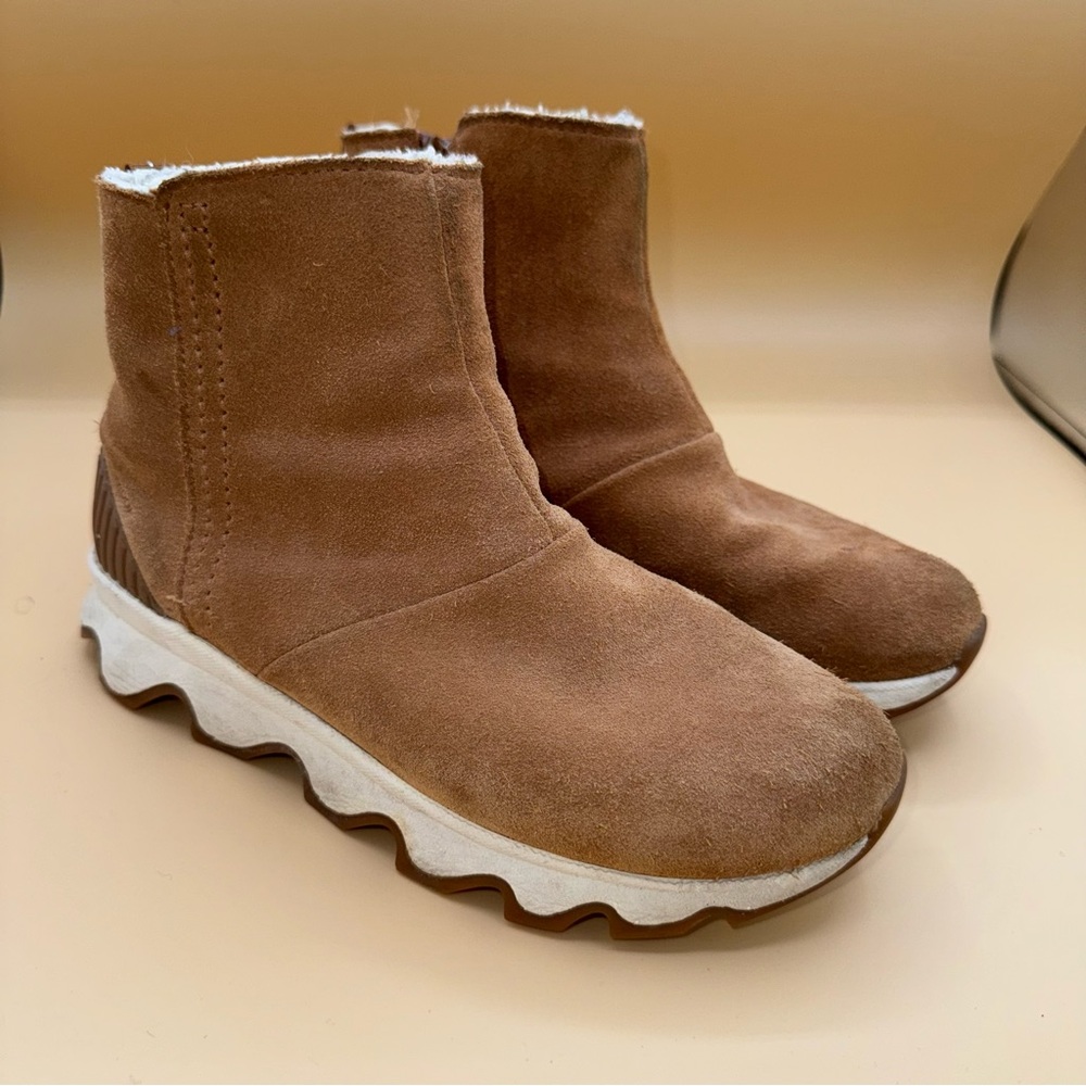 Sorel Kinetic Ankle Sneaker Boot Camel Brown Suede Waterproof, Women’s 6, EUC